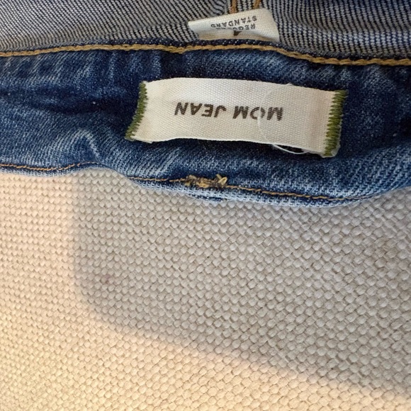 AE77 Premium Mom Jeans from American Eagle Size 4 - Picture 4 of 10